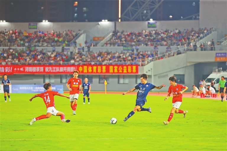 双方球队在赛场上进行激烈比拼不分胜负 双方球队在赛场上进行激烈比拼不分胜负