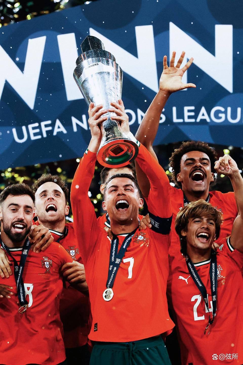 葡萄牙球迷热烈庆祝他们对阵爱沙尼亚的胜利 葡萄牙球迷热烈庆祝他们对阵爱沙尼亚的胜利