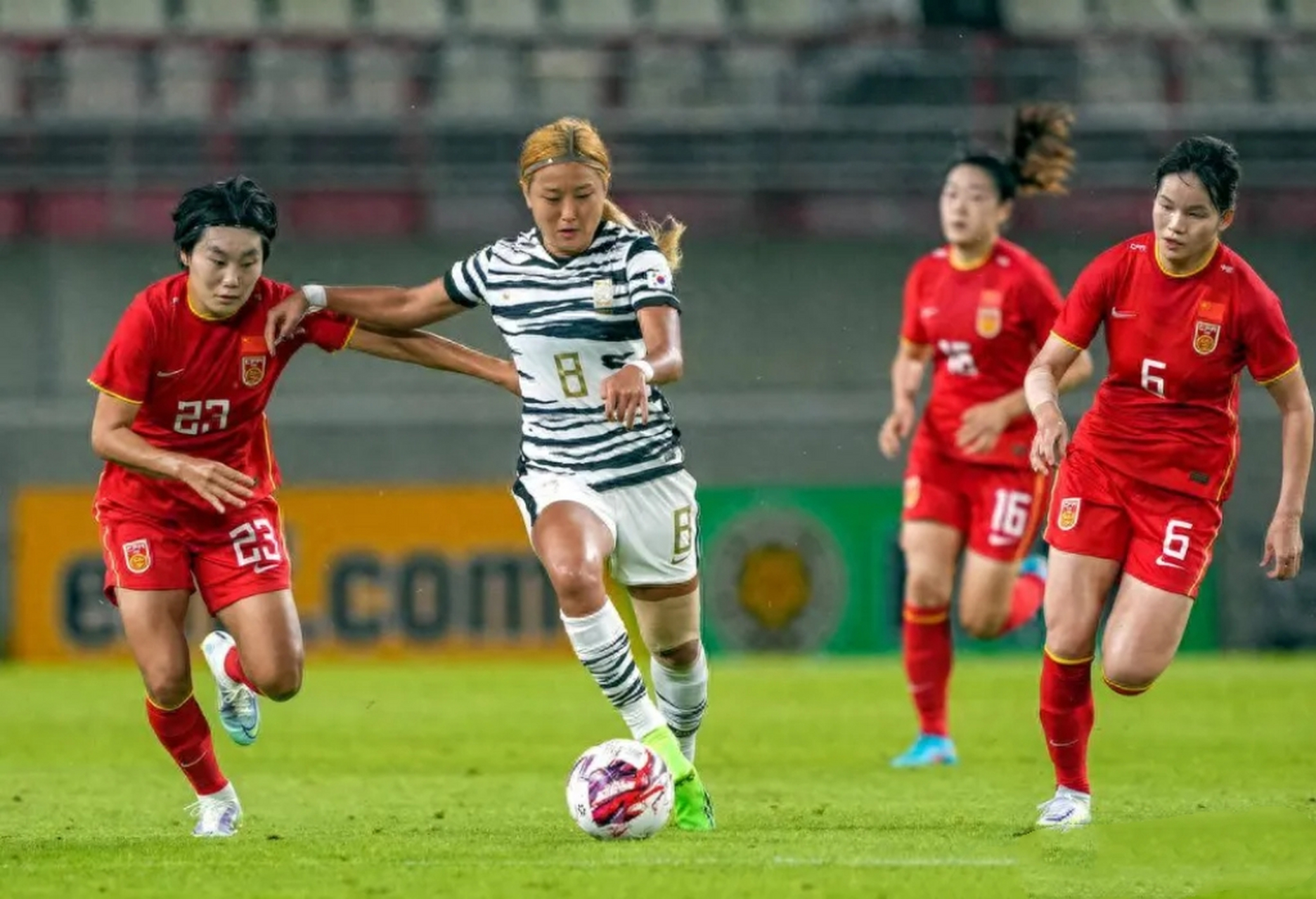 中国女足选手在比赛中展现出色实力