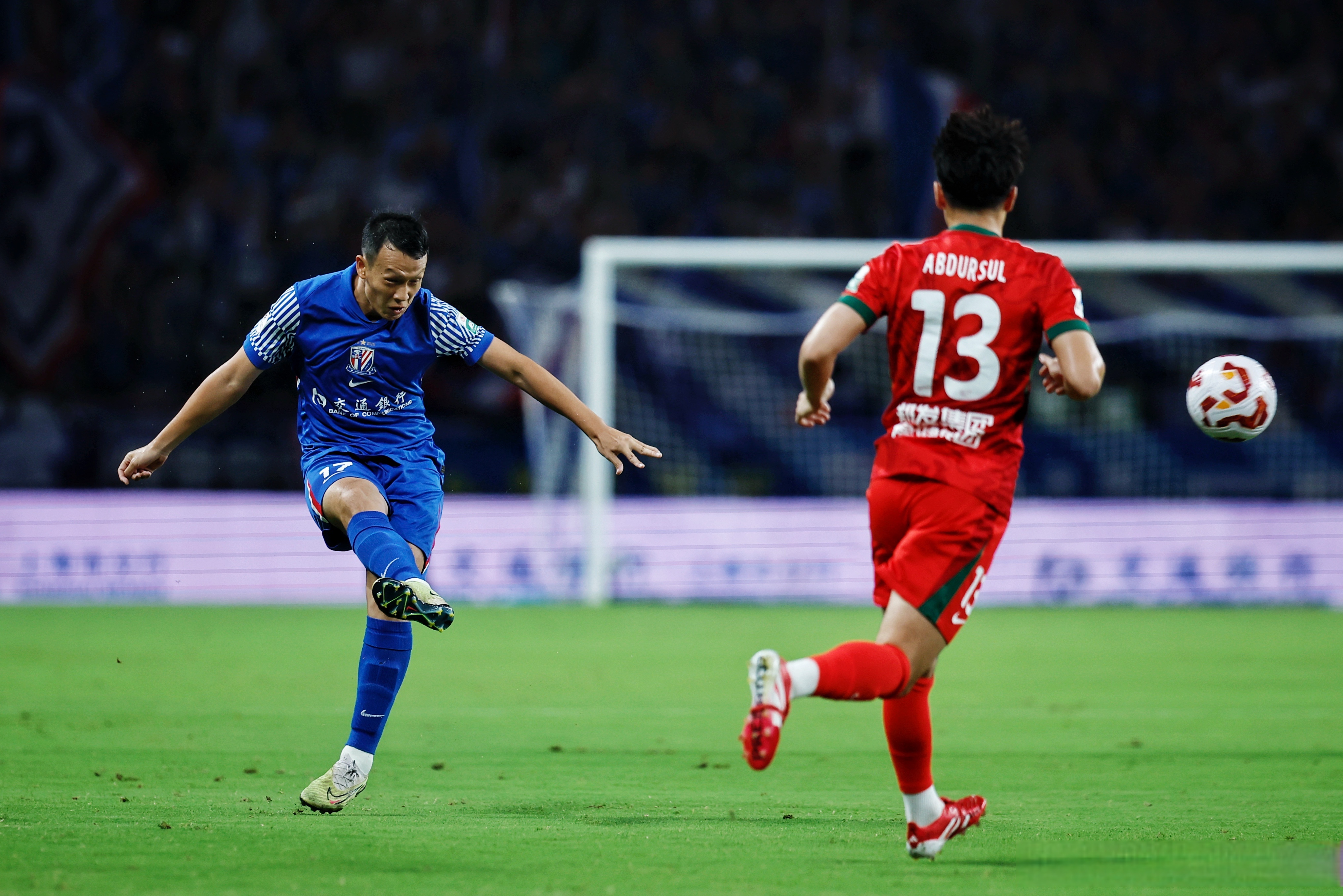 包含申花球员备战新的挑战，士气高昂的词条