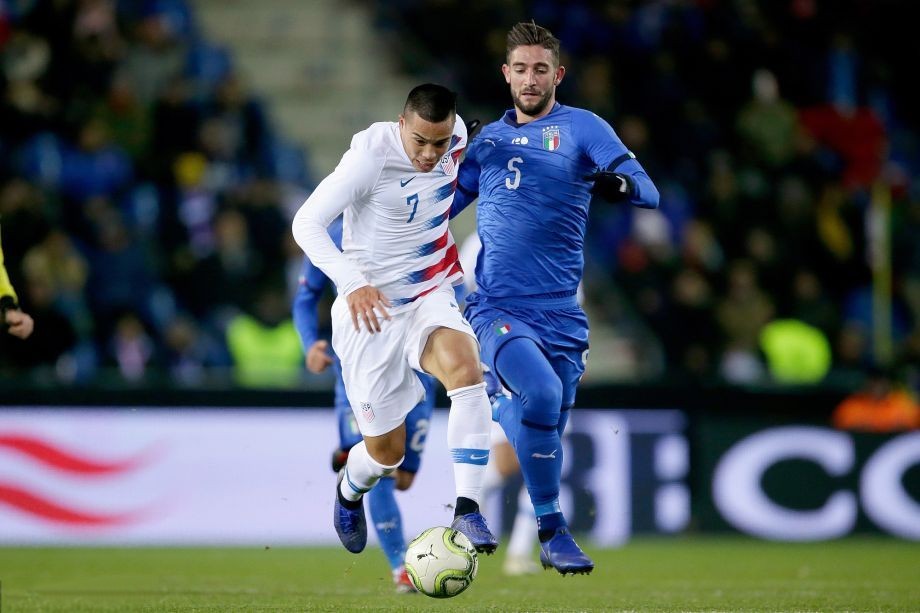 沙尔克压哨绝杀，夺下关键三分重回榜首的简单介绍