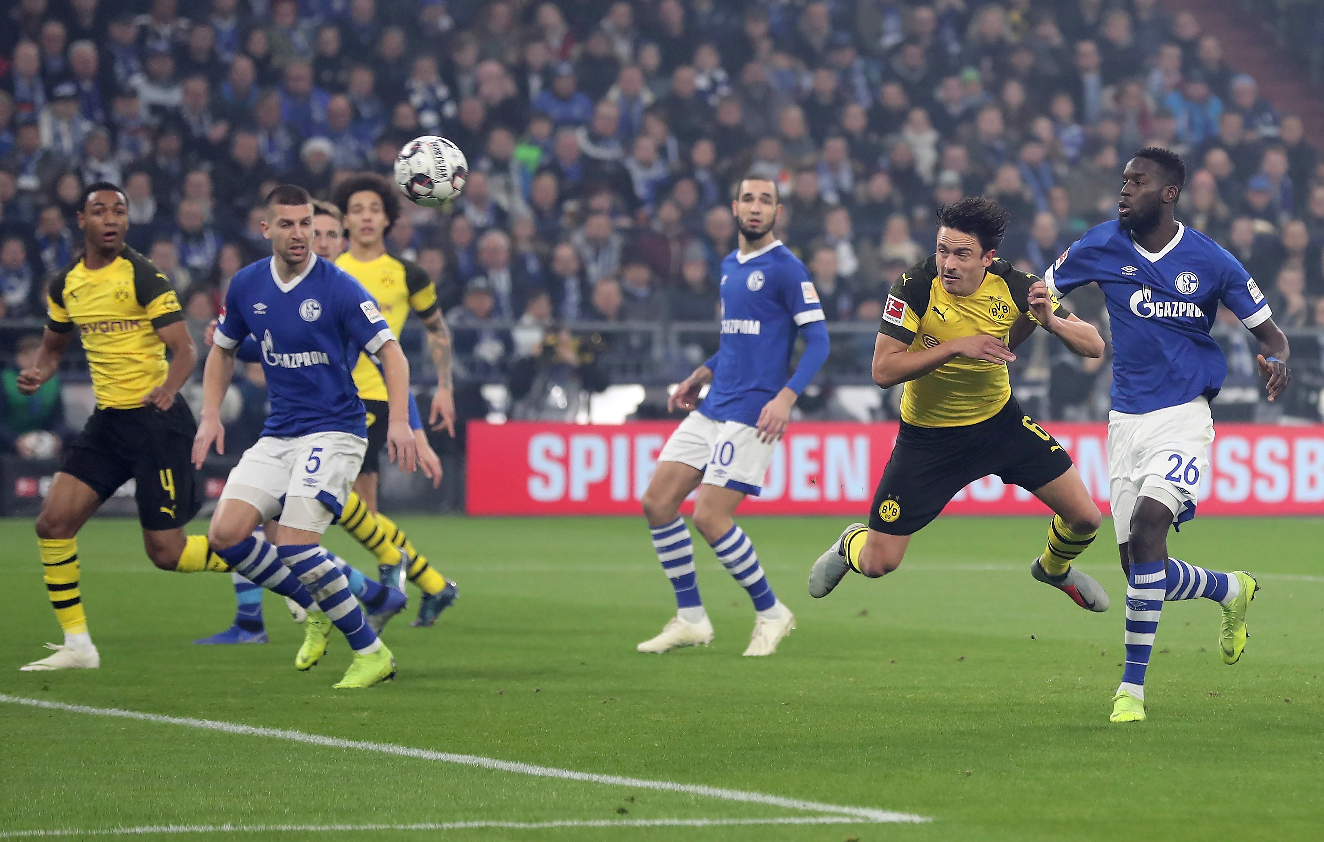 包含沙尔克04球员表现神勇，队内竞争激烈的词条