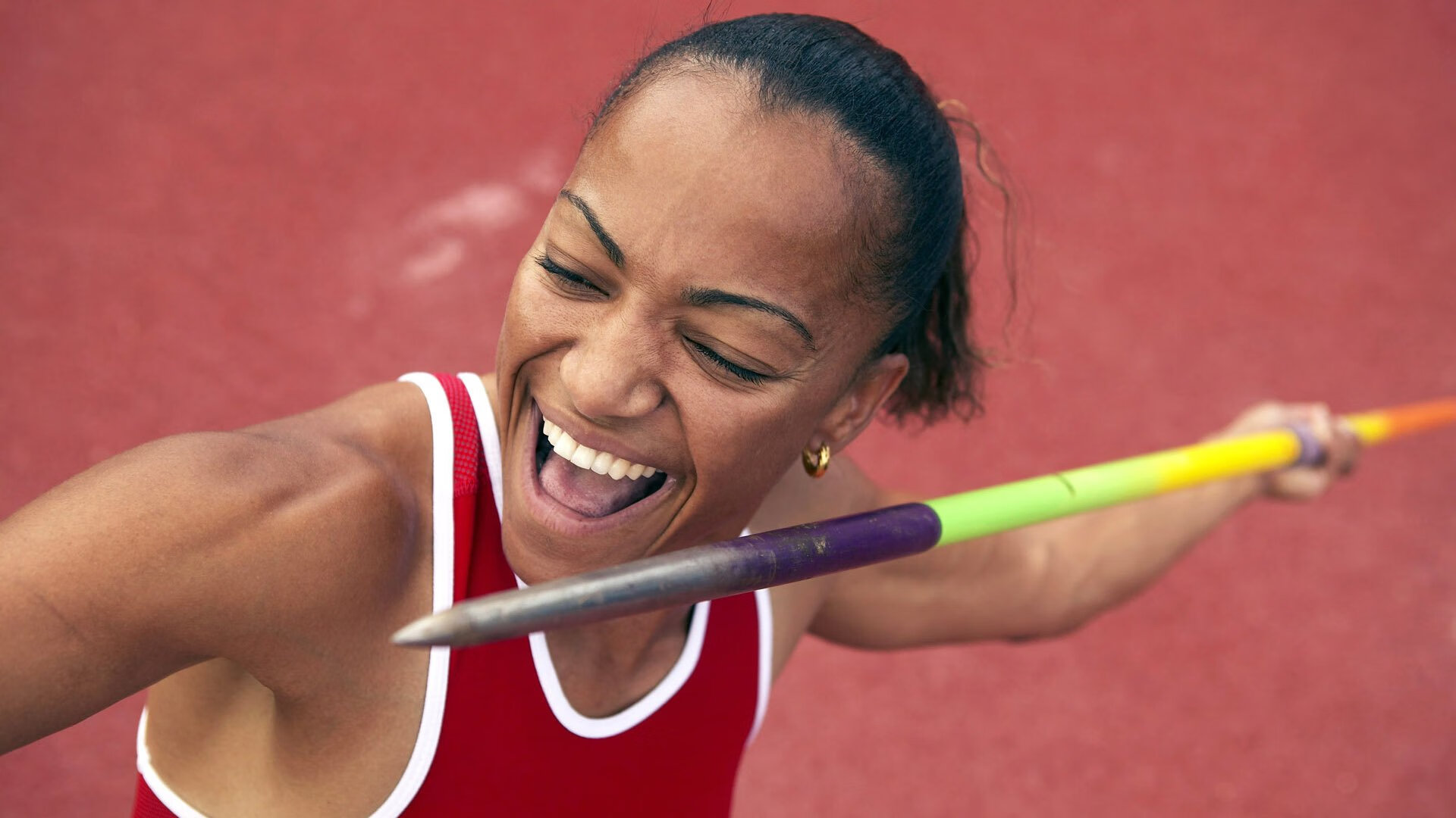 赛道与球场，当F1引擎轰鸣遇见浓眉绝杀之夜