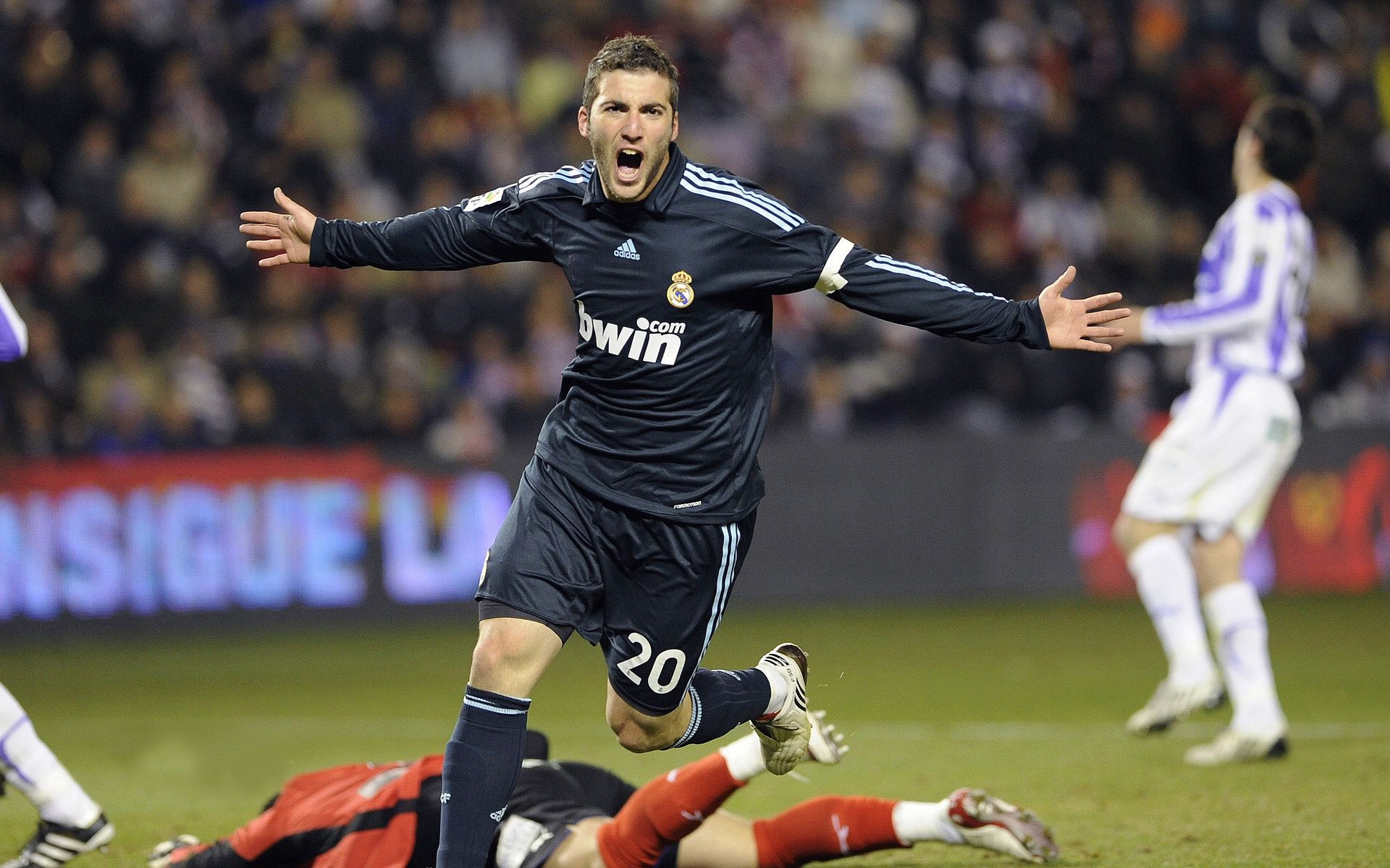 德甲争冠战之夜,萨拉赫赛后评分拉满,一场定义赛季的传奇表演