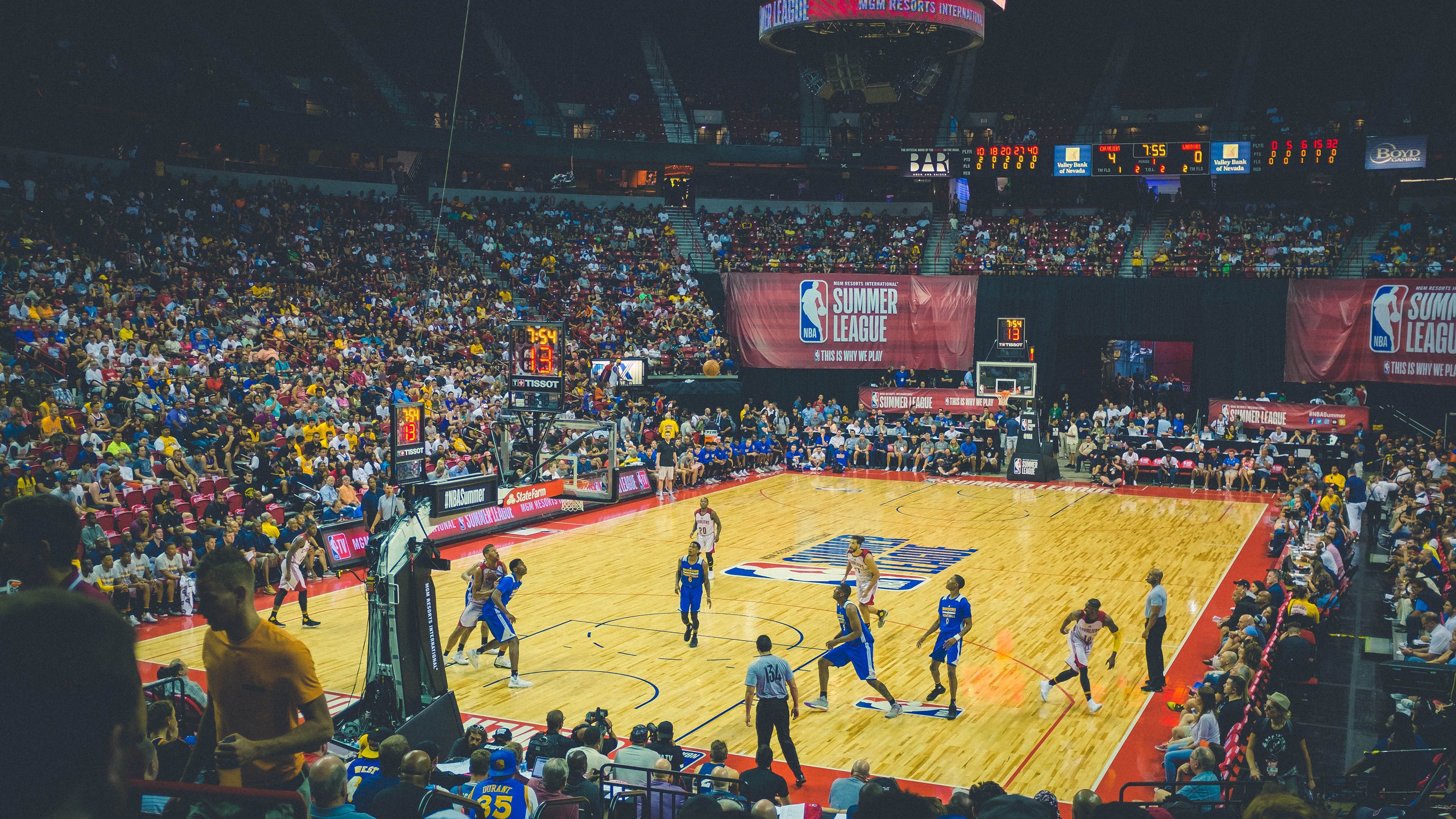 赛道上的逆袭，红牛二队险胜红牛车队，皮亚斯特里带队创造历史